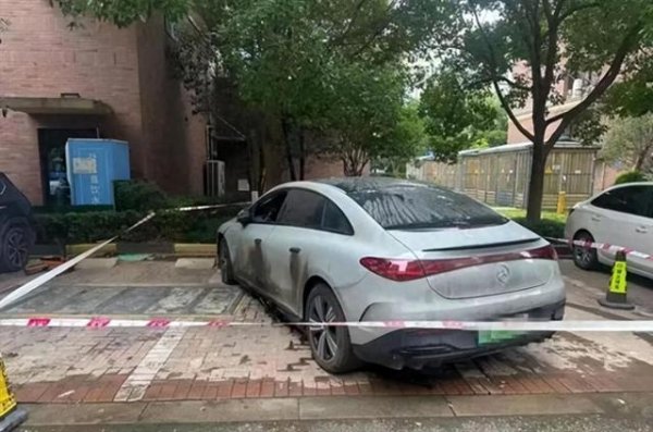 优选策略 疑似预约充电结束后热失控，奔驰电动车小区地库起火