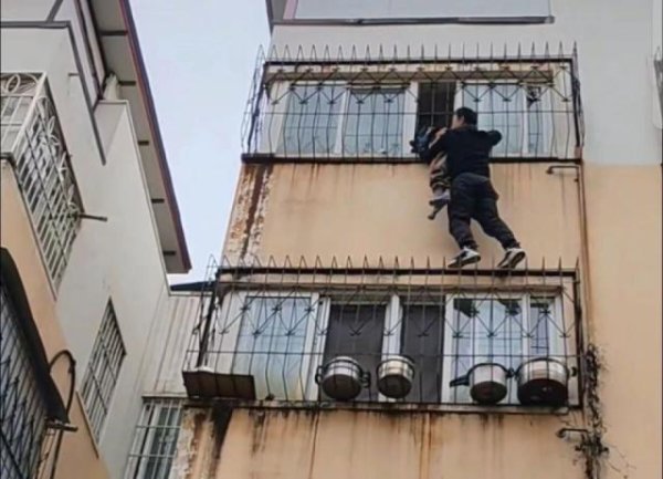 牛来了 男童悬挂4楼窗户摇摇欲坠，河南一外卖小哥徒手攀爬救人